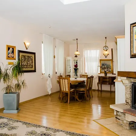 House Dali Πανσιόν *